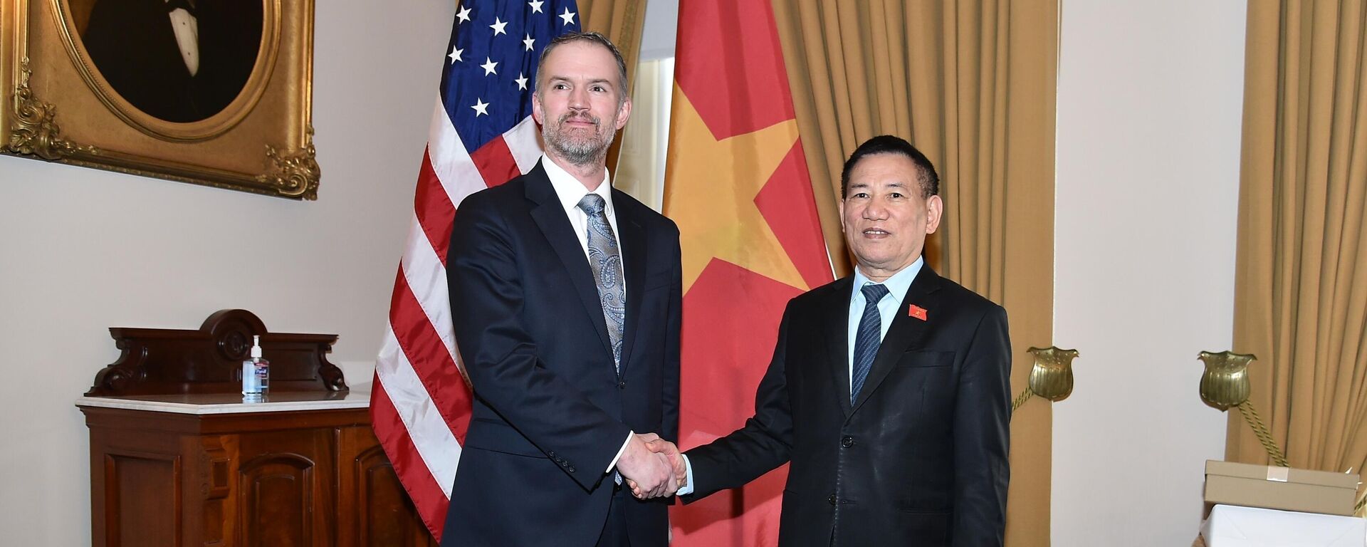 Phó Thủ tướng Hồ Đức Phớc gặp Đại diện Thương mại Mỹ Jamieson Greer - Sputnik Việt Nam, 1920, 10.04.2025