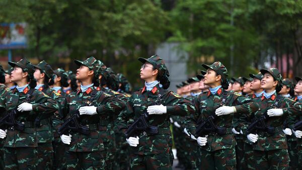 Cán bộ, chiến sĩ luyện tập diễu binh diễu hành dưới nắng nóng gay gắt - Sputnik Việt Nam