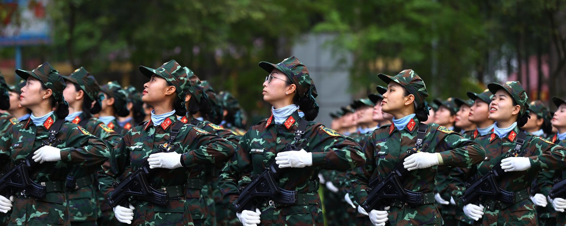 Cán bộ, chiến sĩ luyện tập diễu binh diễu hành dưới nắng nóng gay gắt - Sputnik Việt Nam, 1920, 16.04.2025