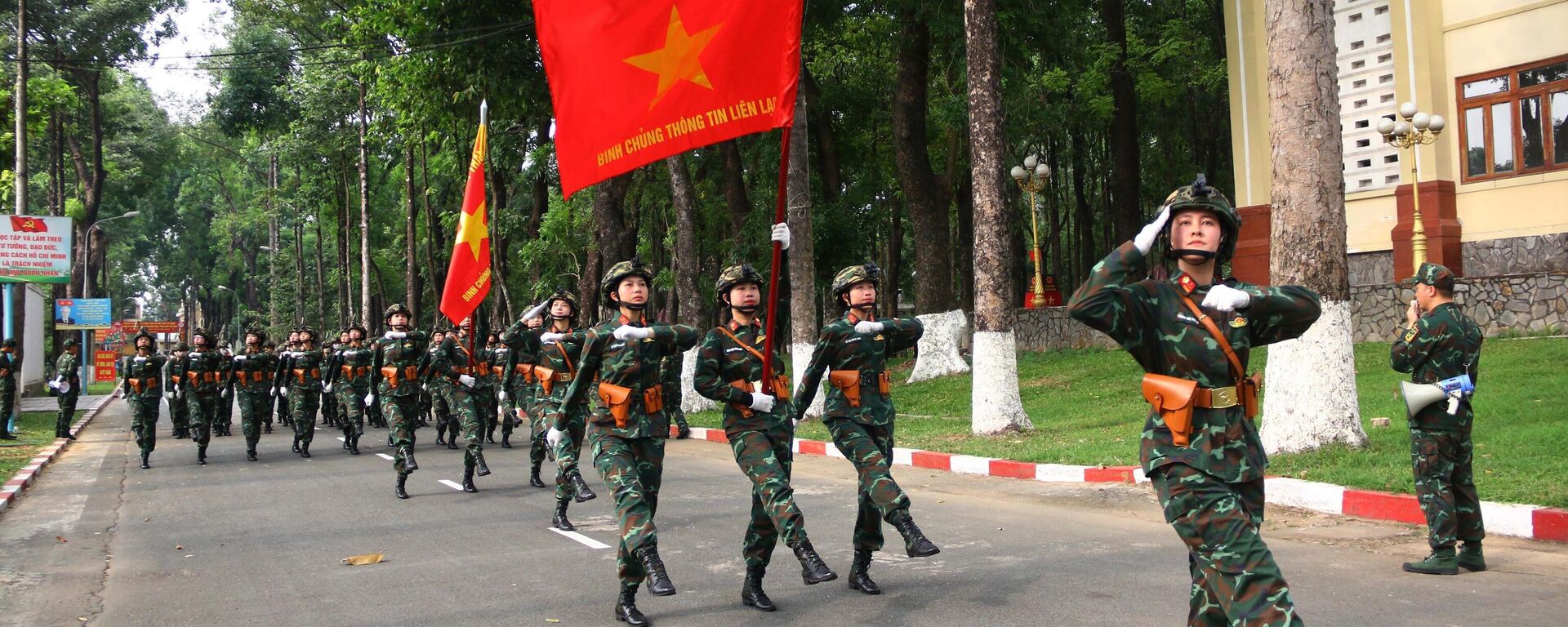 Cán bộ, chiến sĩ luyện tập diễu binh diễu hành dưới nắng nóng gay gắt - Sputnik Việt Nam, 1920, 11.04.2025