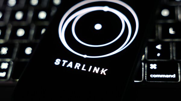 Đây là một chiếc điện thoại thông minh có ứng dụng Starlink trên nền bàn phím máy tính - Sputnik Việt Nam