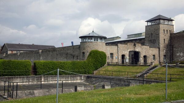 Lối vào khu tưởng niệm tại trại tập trung Mauthausen ở Áo - Sputnik Việt Nam
