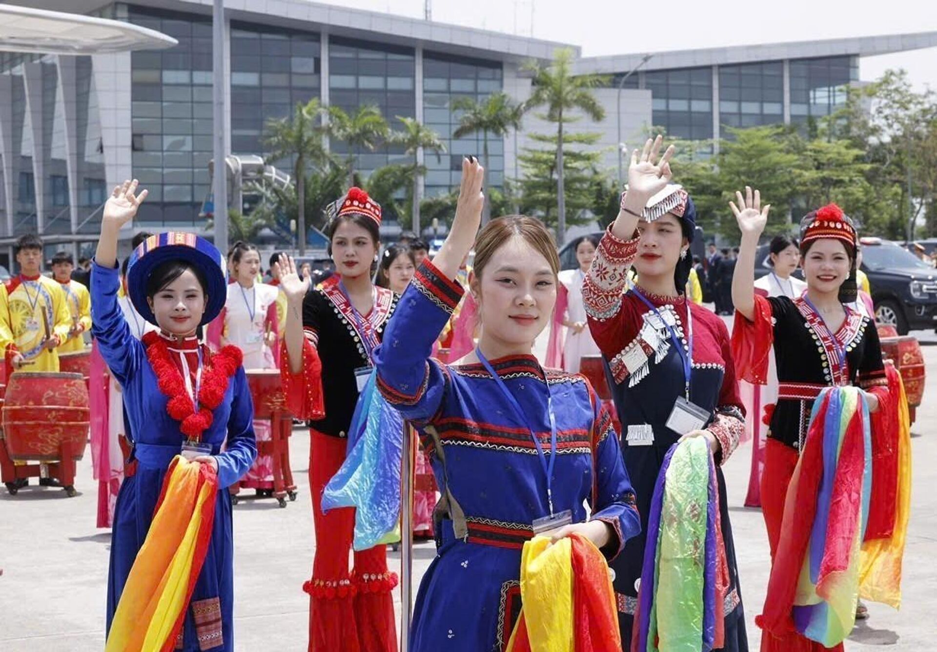 200 học viên thuộc đoàn nghệ thuật trống hội Học viện Cảnh sát nhân dân có mặt tại sân bay quốc tế Nội Bài sáng 14/4 để chào đón Tổng Bí thư, Chủ tịch nước Trung Quốc Tập Cận Bình. 200 học viên thuộc đoàn nghệ thuật trống hội Học viện Cảnh sát nhân dân có mặt tại sân bay quốc tế Nội Bài sáng 14/4 để chào đón Tổng Bí thư, Chủ tịch nước Trung Quốc Tập Cận Bình. - Sputnik Việt Nam, 1920, 14.04.2025