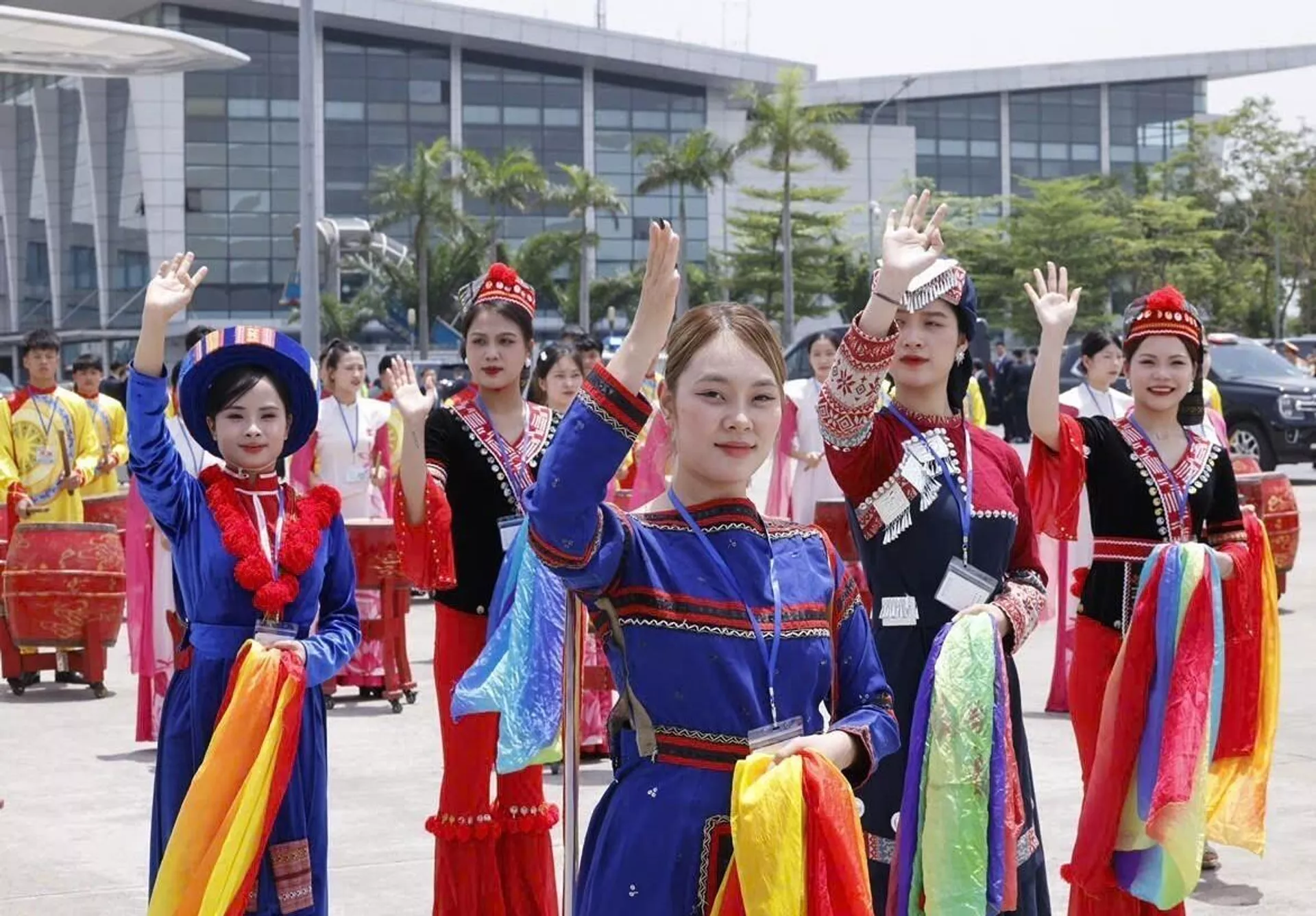 200 học viên thuộc đoàn nghệ thuật trống hội Học viện Cảnh sát nhân dân có mặt tại sân bay quốc tế Nội Bài sáng 14/4 để chào đón Tổng Bí thư, Chủ tịch nước Trung Quốc Tập Cận Bình. 200 học viên thuộc đoàn nghệ thuật trống hội Học viện Cảnh sát nhân dân có mặt tại sân bay quốc tế Nội Bài sáng 14/4 để chào đón Tổng Bí thư, Chủ tịch nước Trung Quốc Tập Cận Bình. - Sputnik Việt Nam, 1920, 14.04.2025