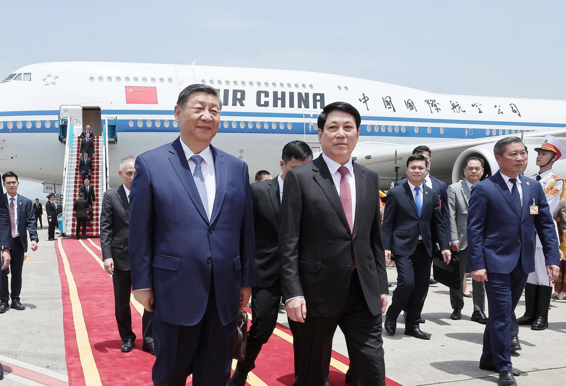Chủ tịch nước Lương Cường đón Tổng Bí thư, Chủ tịch Trung Quốc Tập Cận Bình tại sân bay Nội Bài. Chủ tịch nước Lương Cường đón Tổng Bí thư, Chủ tịch Trung Quốc Tập Cận Bình tại sân bay Nội Bài. - Sputnik Việt Nam, 1920, 14.04.2025