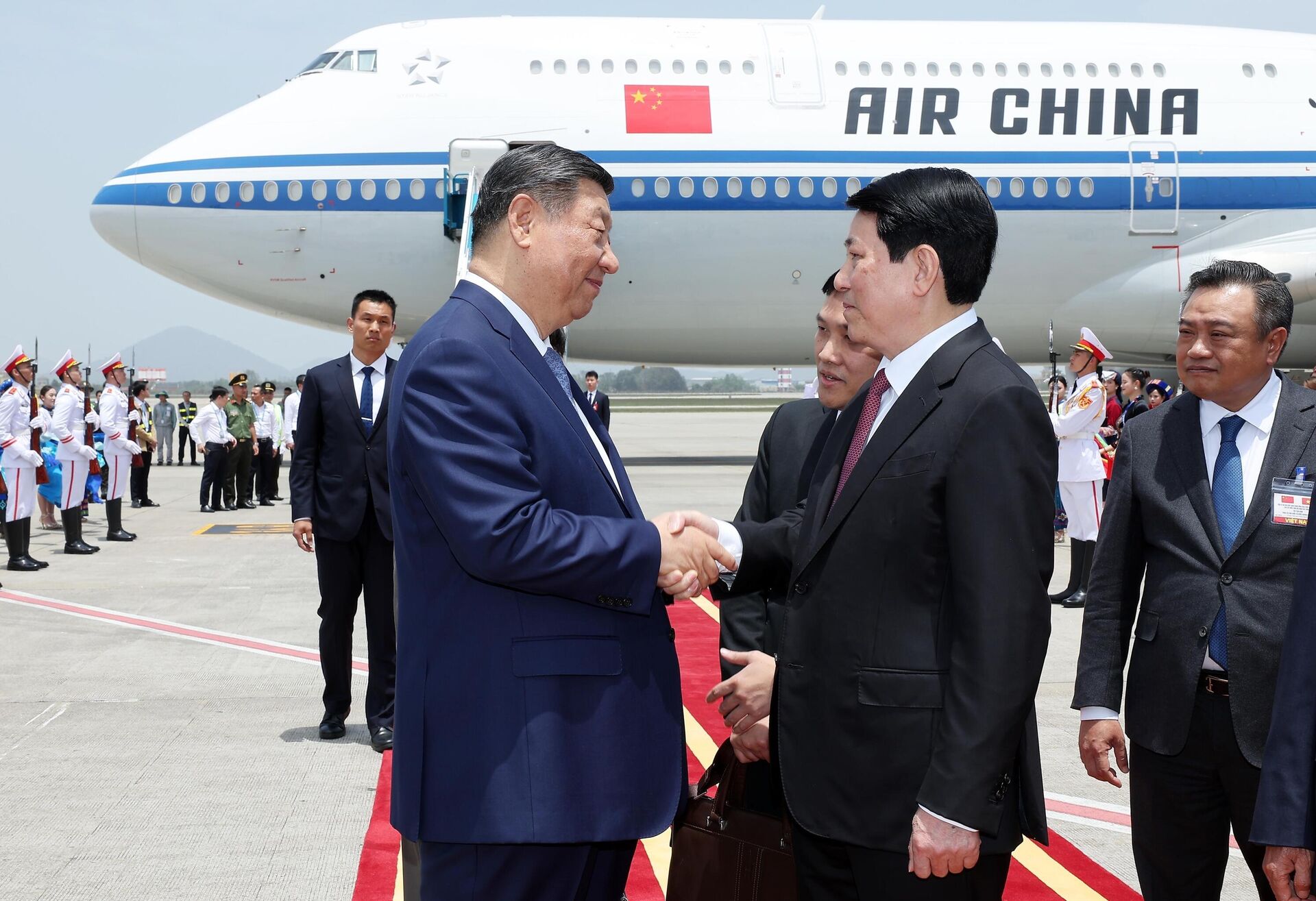 Tổng Bí thư, Chủ tịch Trung Quốc Trung Quốc - Tập Cận Bình bắt tay Chủ tịch nước Lương Cường trước khi lên xe về khách sạn. Tổng Bí thư, Chủ tịch Trung Quốc Trung Quốc - Tập Cận Bình bắt tay Chủ tịch nước Lương Cường trước khi lên xe về khách sạn. - Sputnik Việt Nam, 1920, 14.04.2025