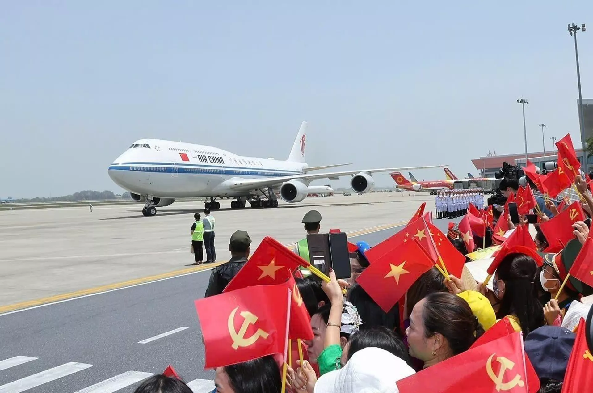 Chuyên cơ chở ông Tập Cận Bình đáp xuống sân bay Nội bài ngày 14/4 Chuyên cơ chở ông Tập Cận Bình đáp xuống sân bay Nội bài ngày 14/4 - Sputnik Việt Nam, 1920, 14.04.2025