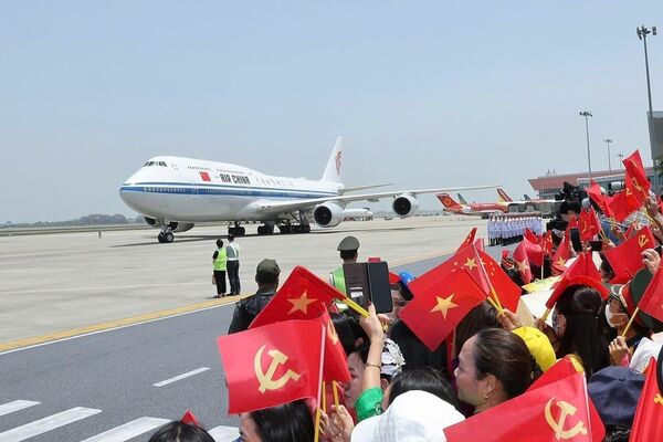 Chuyên cơ chở ông Tập Cận Bình đáp xuống sân bay Nội bài ngày 14/4 Chuyên cơ chở ông Tập Cận Bình đáp xuống sân bay Nội bài ngày 14/4 - Sputnik Việt Nam