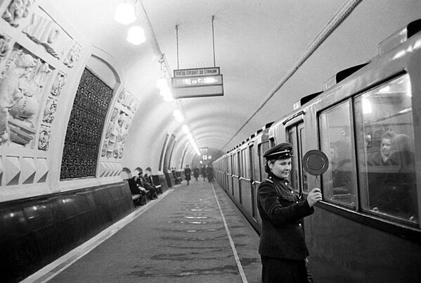 Ga Paveletskaya mở cửa năm 1943, giai đoạn Chiến tranh Vệ quốc vĩ đại ác liệt. Thoạt đầu, ga này định đặt tên &quot;Donbass&quot;, sảnh trung tâm sẽ được trang trí bằng những bức tranh ghép theo chủ đề &quot;Donbass - lò rèn của Liên Xô&quot;. Chúng được nghệ sĩ Vladimir Frolov thực hiện tại thành phố Leningrad đang bị bao vây, nhưng những bức tranh khảm này đã không được sử dụng. Do công trình nhà ga được chuẩn bị tại thành phố Dnepropetrovsk bị chiếm đóng nên dự án đã phải thay đổi - cuối cùng nhà ga không có sảnh trung tâm. Sau chiến tranh, ga Paveletskaya bắt đầu được tái xây dựng theo thiết kế ban đầu. Đến năm 1959, ga này mới có diện mạo như hiện nay - Sputnik Việt Nam