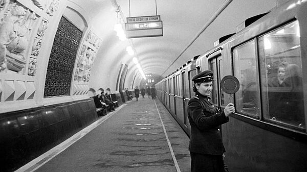 Ga Paveletskaya mở cửa năm 1943, giai đoạn Chiến tranh Vệ quốc vĩ đại ác liệt. Thoạt đầu, ga này định đặt tên Donbass, sảnh trung tâm sẽ được trang trí bằng những bức tranh ghép theo chủ đề Donbass - lò rèn của Liên Xô. Chúng được nghệ sĩ Vladimir Frolov thực hiện tại thành phố Leningrad đang bị bao vây, nhưng những bức tranh khảm này đã không được sử dụng. Do công trình nhà ga được chuẩn bị tại thành phố Dnepropetrovsk bị chiếm đóng nên dự án đã phải thay đổi - cuối cùng nhà ga không có sảnh trung tâm. Sau chiến tranh, ga Paveletskaya bắt đầu được tái xây dựng theo thiết kế ban đầu. Đến năm 1959, ga này mới có diện mạo như hiện nay - Sputnik Việt Nam