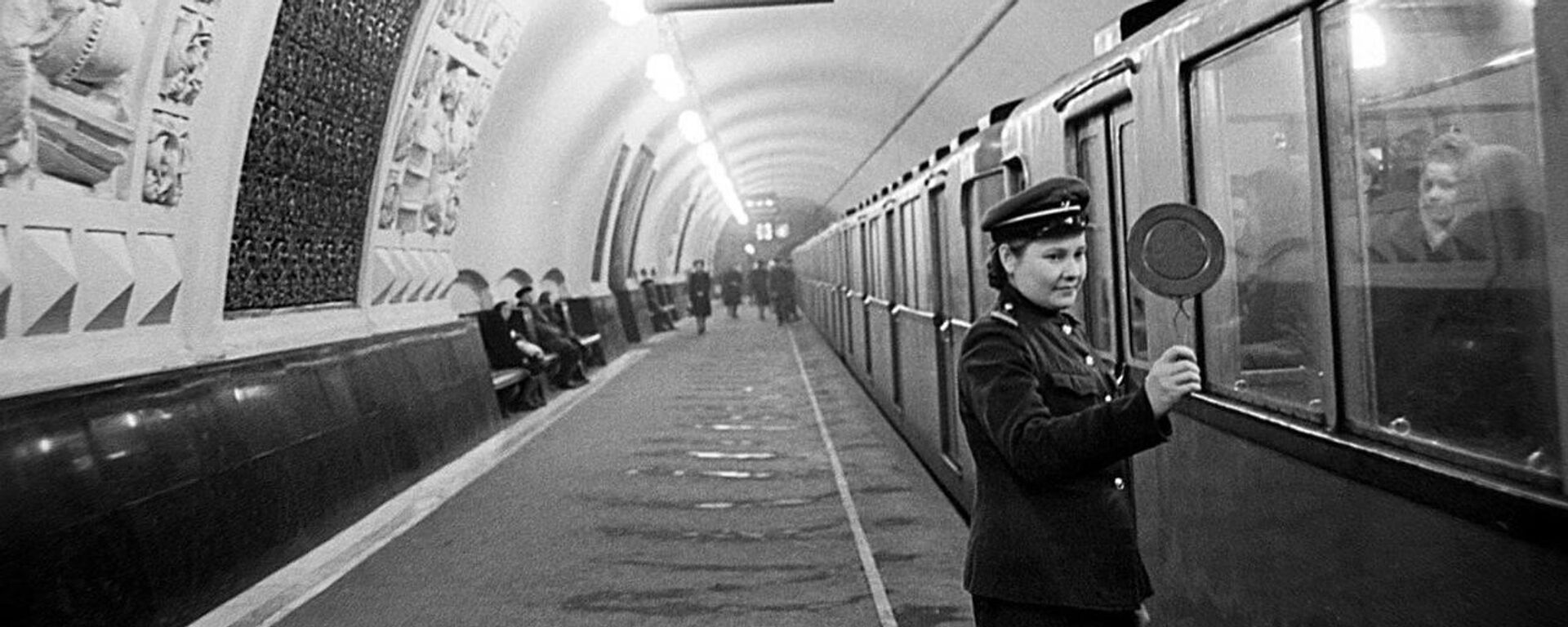 Ga Paveletskaya mở cửa năm 1943, giai đoạn Chiến tranh Vệ quốc vĩ đại ác liệt. Thoạt đầu, ga này định đặt tên Donbass, sảnh trung tâm sẽ được trang trí bằng những bức tranh ghép theo chủ đề Donbass - lò rèn của Liên Xô. Chúng được nghệ sĩ Vladimir Frolov thực hiện tại thành phố Leningrad đang bị bao vây, nhưng những bức tranh khảm này đã không được sử dụng. Do công trình nhà ga được chuẩn bị tại thành phố Dnepropetrovsk bị chiếm đóng nên dự án đã phải thay đổi - cuối cùng nhà ga không có sảnh trung tâm. Sau chiến tranh, ga Paveletskaya bắt đầu được tái xây dựng theo thiết kế ban đầu. Đến năm 1959, ga này mới có diện mạo như hiện nay - Sputnik Việt Nam, 1920, 20.04.2025