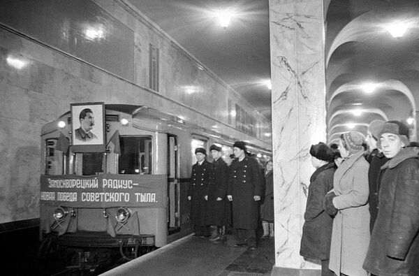 Tàu thử nghiệm tại ga Nhà máy Stalin (nay là ga Avtozavodskaya), ngày 31 tháng 12 năm 1942 - Sputnik Việt Nam