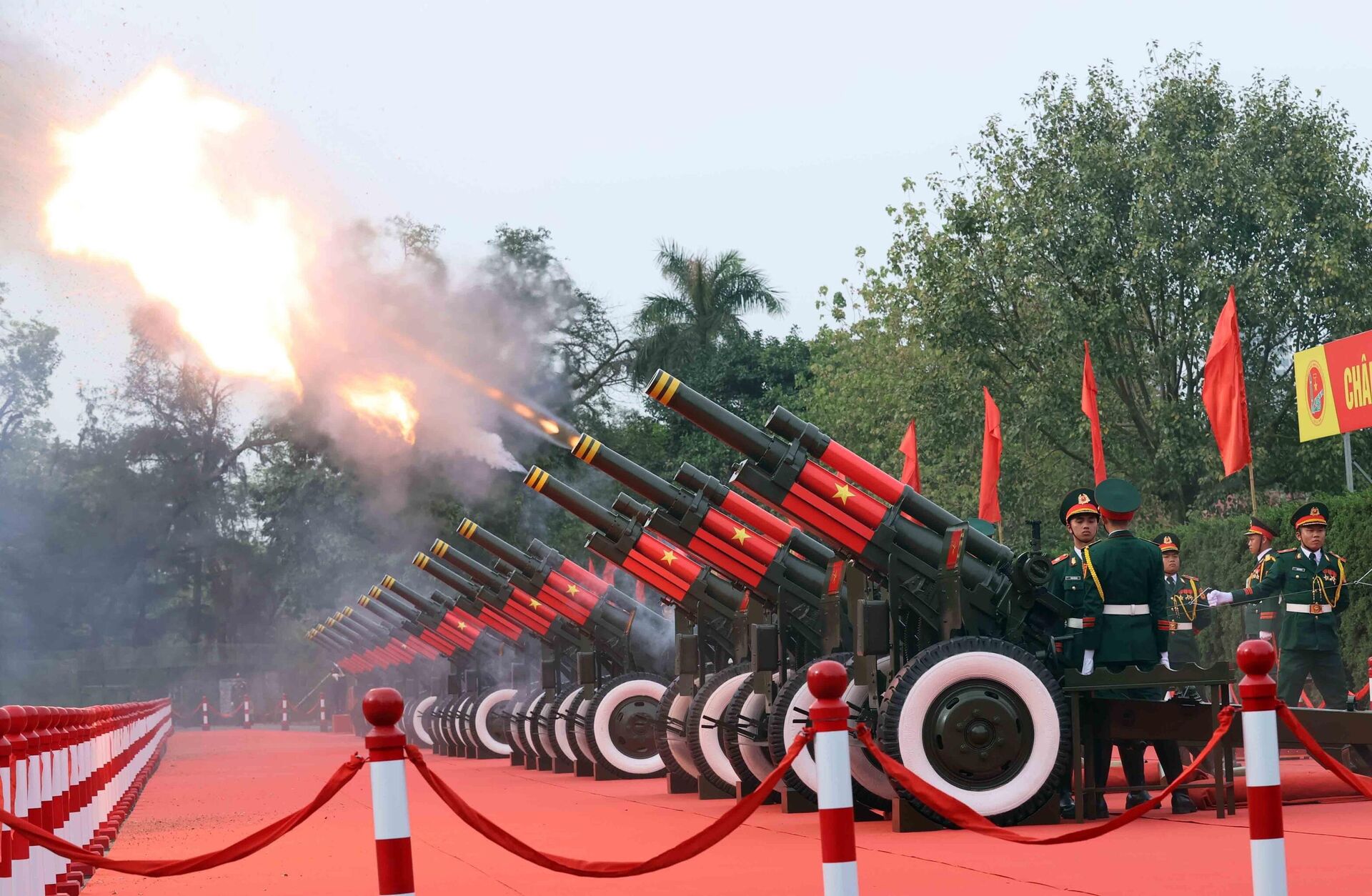21 loạt đại bác vang rền chào mừng Tổng Bí thư, Chủ tịch nước Trung Quốc Tập Cận Bình thăm chính thức Việt Nam. - Sputnik Việt Nam, 1920, 14.04.2025