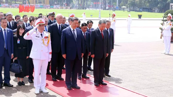 Tổng Bí thư, Chủ tịch nước Trung Quốc Tập Cận Bình vào Lăng viếng Chủ tịch Hồ Chí Minh  - Sputnik Việt Nam
