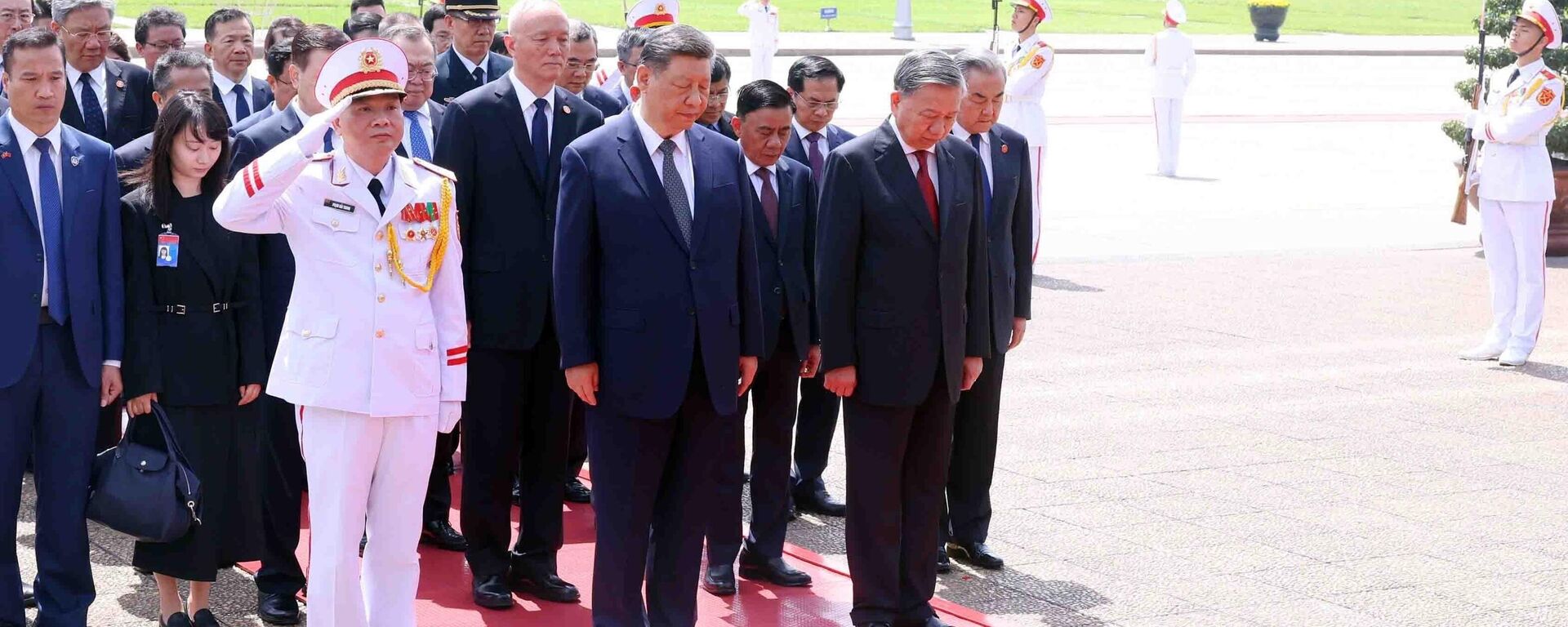 Tổng Bí thư, Chủ tịch nước Trung Quốc Tập Cận Bình vào Lăng viếng Chủ tịch Hồ Chí Minh  - Sputnik Việt Nam, 1920, 15.04.2025