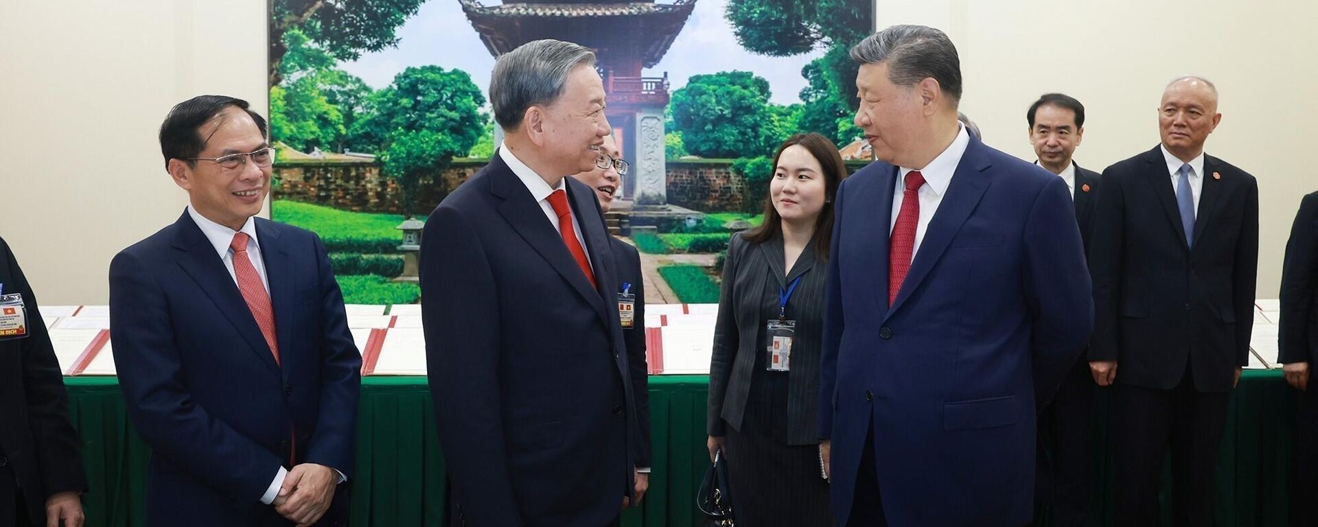 Tổng Bí thư Tô Lâm và Tổng Bí thư, Chủ tịch nước Trung Quốc Tập Cận Bình chứng kiến trưng bày các văn kiện hợp tác giữa hai nước - Sputnik Việt Nam, 1920, 15.04.2025