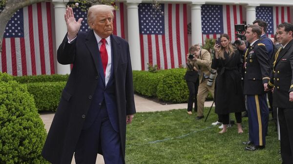 Tổng thống Mỹ Donald Trump tuyên bố áp thuế quan đối ứng với hàng hóa của 185 nước - Sputnik Việt Nam