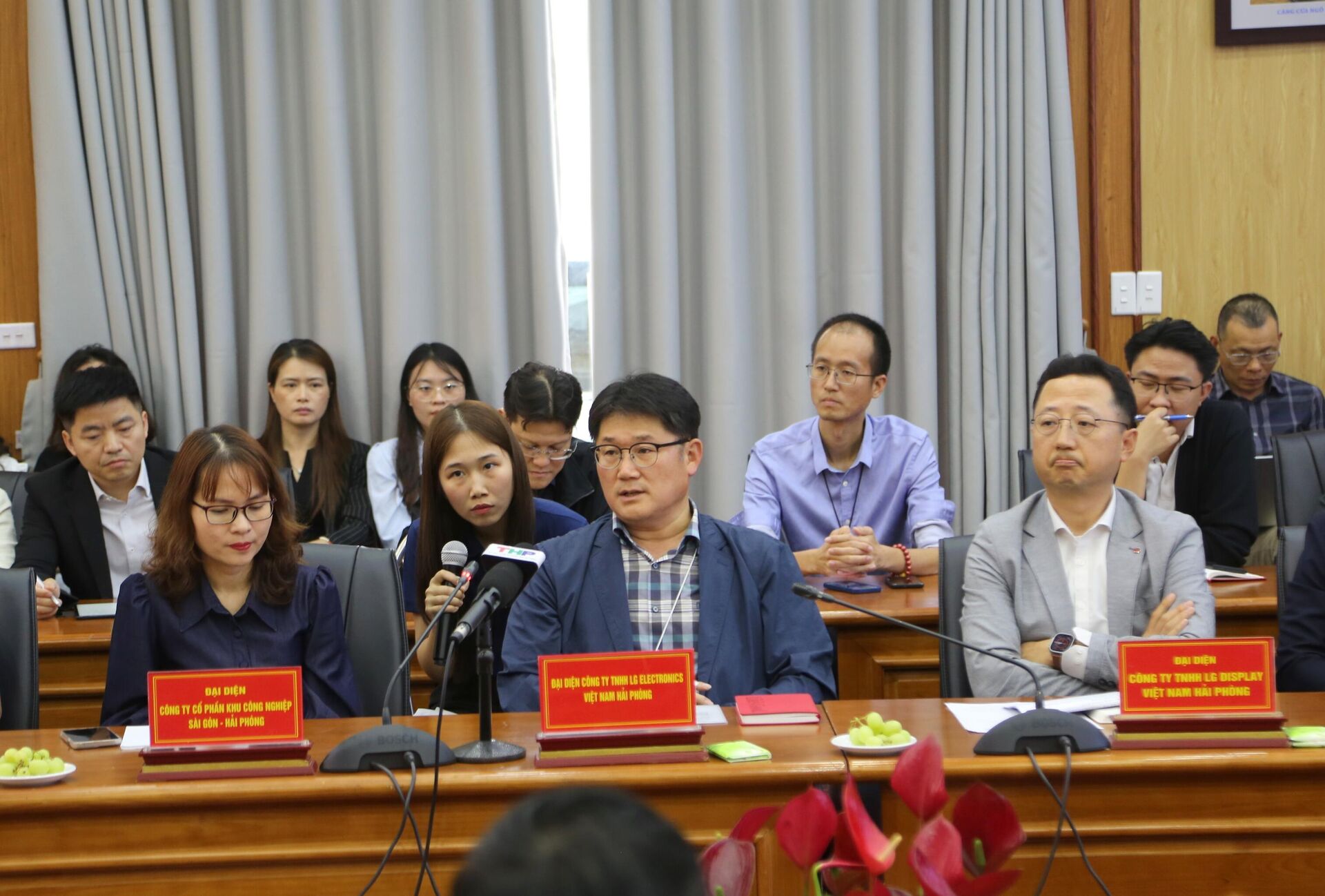 Hải Phòng lắng nghe doanh nghiệp trong KCN về chính sách thuế đối ứng của Hoa Kỳ Hải Phòng lắng nghe doanh nghiệp trong KCN về chính sách thuế đối ứng của Hoa Kỳ - Sputnik Việt Nam, 1920, 15.04.2025