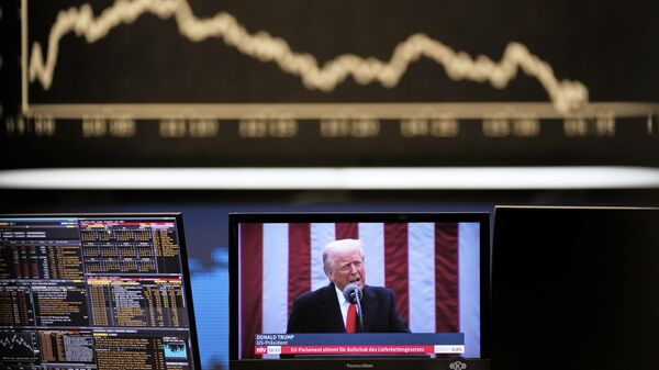 Đây là hình ảnh Tổng thống Hoa Kỳ Donald Trump đứng trước sàn giao dịch chứng khoán ở Frankfurt, Đức, vào thứ năm, ngày 3 tháng 4 năm 2025. - Sputnik Việt Nam