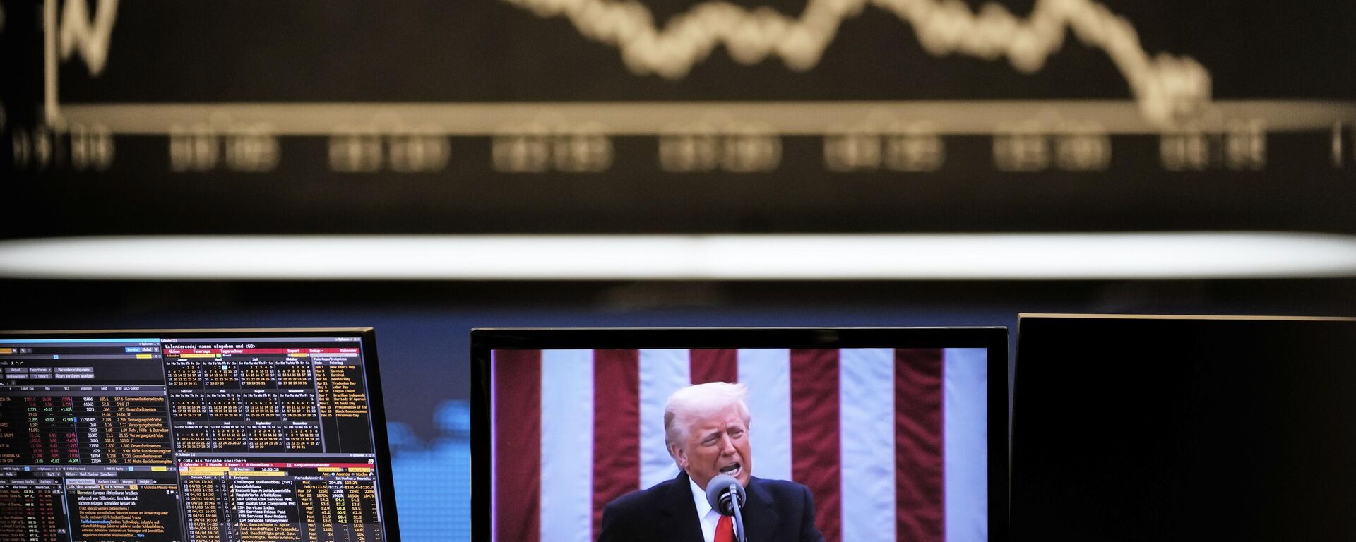 Đây là hình ảnh Tổng thống Hoa Kỳ Donald Trump đứng trước sàn giao dịch chứng khoán ở Frankfurt, Đức, vào thứ năm, ngày 3 tháng 4 năm 2025. - Sputnik Việt Nam, 1920, 09.06.2026