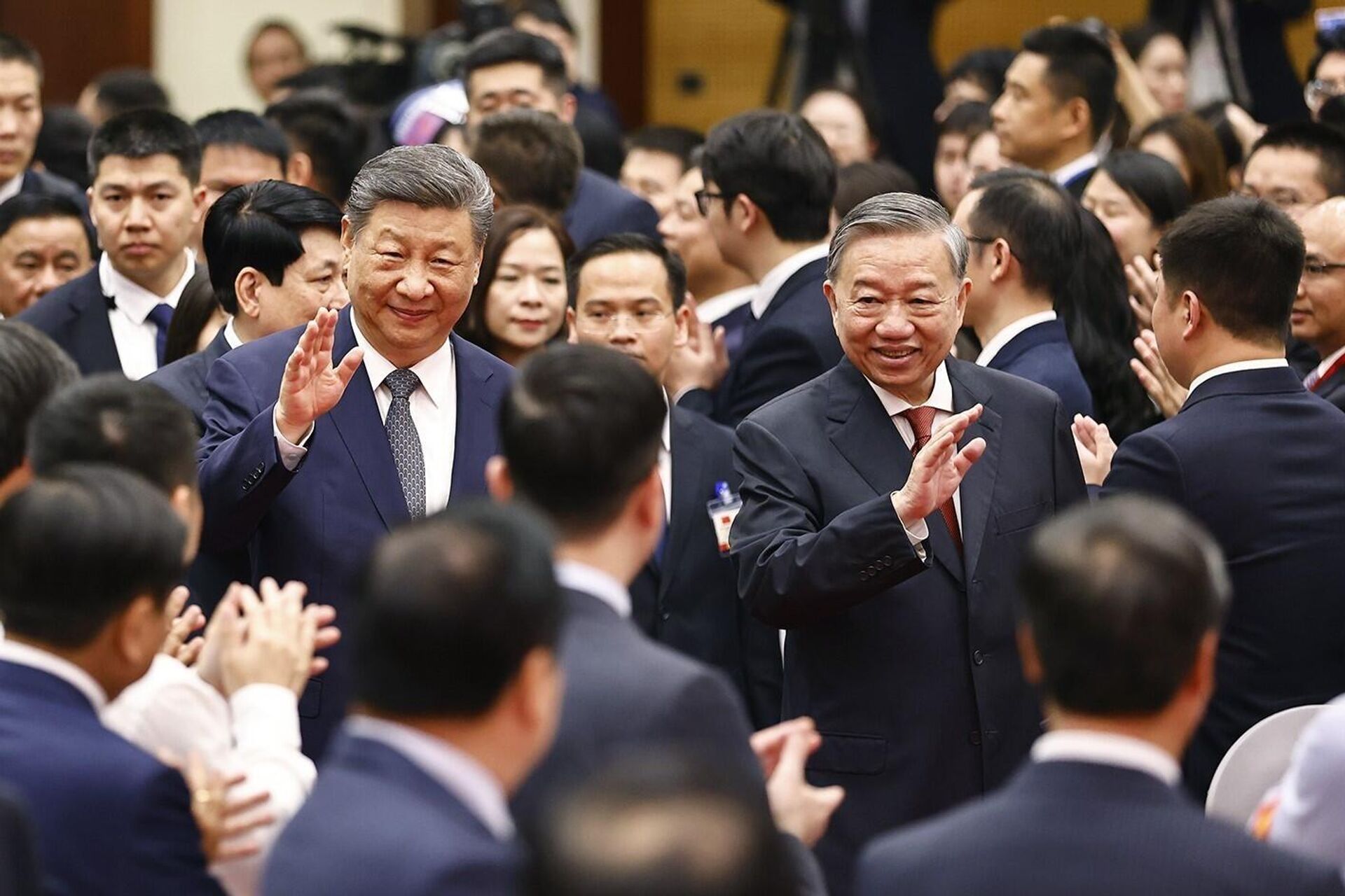 Tổng Bí thư Tô Lâm, Chủ tịch nước Lương Cường và Tổng Bí thư, Chủ tịch nước Tập Cận Bình dự Liên hoan giao lưu hữu nghị nhân dân Việt Nam – Trung Quốc. - Sputnik Việt Nam, 1920, 16.04.2025