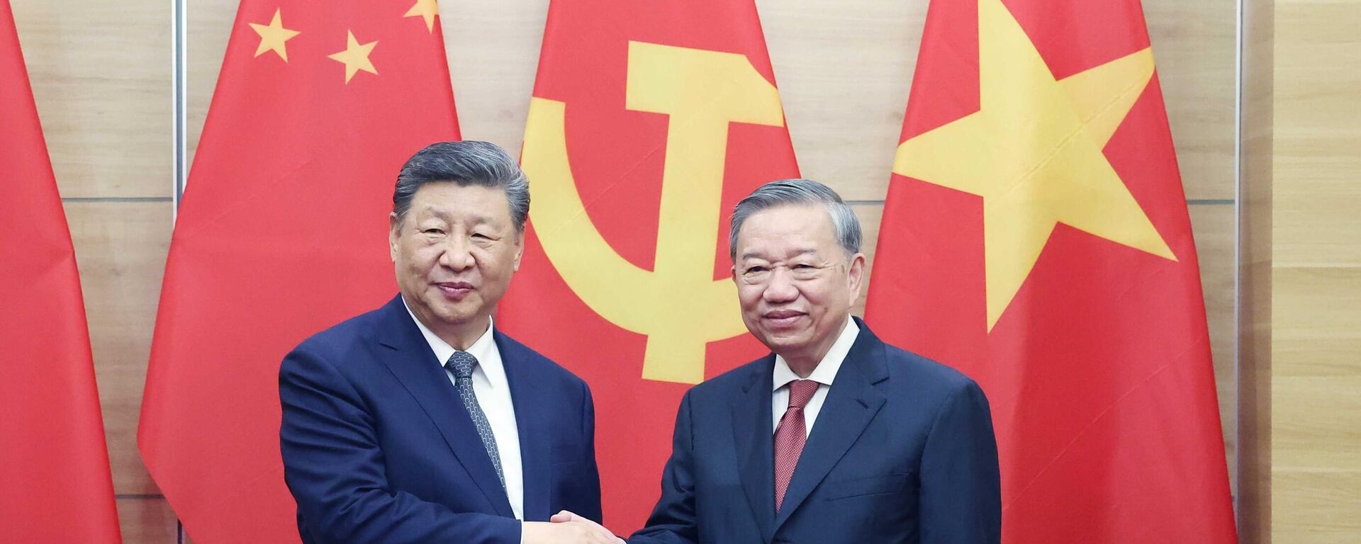 Tổng Bí thư Tô Lâm và Tổng Bí thư, Chủ tịch nước Trung Quốc Tập Cận Bình. - Sputnik Việt Nam, 1920, 20.04.2025