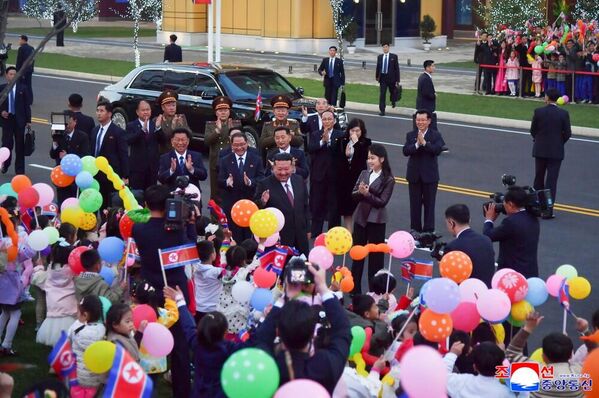 Chủ tịch Nhà nước CHDCND Triều Tiên Kim Jong-un khai trương khu căn hộ cao tầng mới tại Bình Nhưỡng Chủ tịch Nhà nước CHDCND Triều Tiên Kim Jong-un khai trương khu căn hộ cao tầng mới tại Bình Nhưỡng - Sputnik Việt Nam