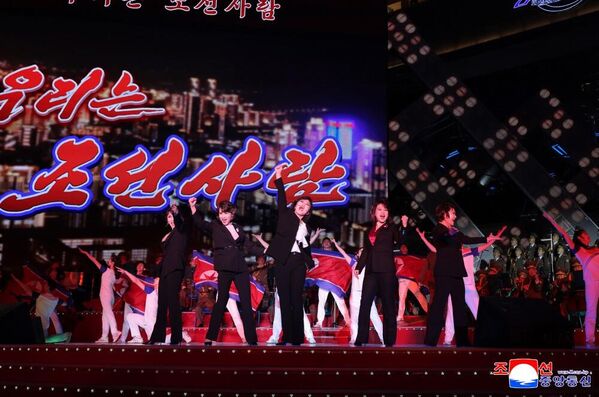 Chủ tịch Nhà nước CHDCND Triều Tiên Kim Jong-un khai trương khu căn hộ cao tầng mới tại Bình Nhưỡng Chủ tịch Nhà nước CHDCND Triều Tiên Kim Jong-un khai trương khu căn hộ cao tầng mới tại Bình Nhưỡng - Sputnik Việt Nam