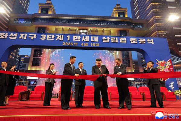 Chủ tịch Nhà nước CHDCND Triều Tiên Kim Jong-un khai trương khu căn hộ cao tầng mới tại Bình Nhưỡng Chủ tịch Nhà nước CHDCND Triều Tiên Kim Jong-un khai trương khu căn hộ cao tầng mới tại Bình Nhưỡng - Sputnik Việt Nam