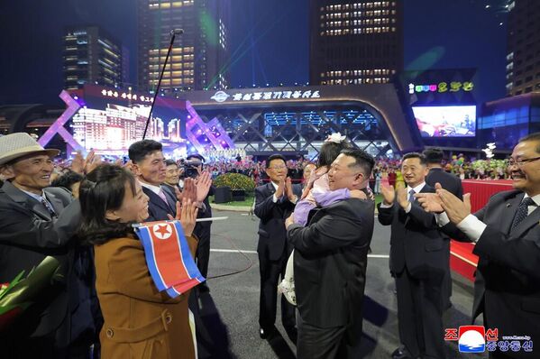 Chủ tịch Nhà nước CHDCND Triều Tiên Kim Jong-un khai trương khu căn hộ cao tầng mới tại Bình Nhưỡng Chủ tịch Nhà nước CHDCND Triều Tiên Kim Jong-un khai trương khu căn hộ cao tầng mới tại Bình Nhưỡng - Sputnik Việt Nam