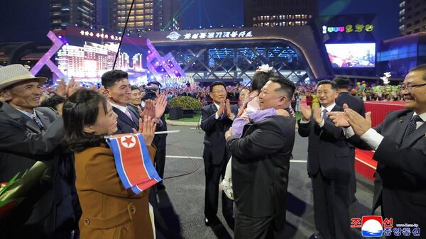 Chủ tịch Nhà nước CHDCND Triều Tiên Kim Jong-un khai trương khu căn hộ cao tầng mới tại Bình Nhưỡng - Sputnik Việt Nam