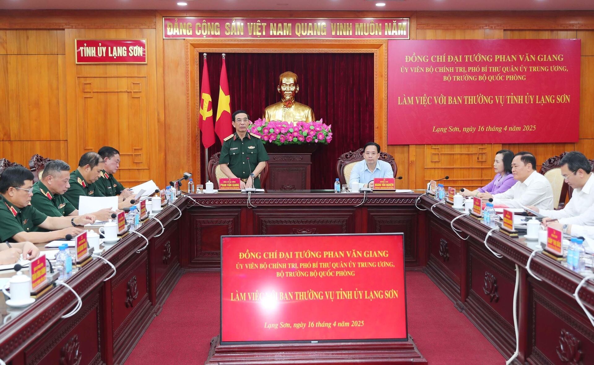 Bộ trưởng Bộ Quốc phòng Phan Văn Giang làm việc với Ban Thường vụ Tỉnh ủy Lạng Sơn - Sputnik Việt Nam, 1920, 16.04.2025