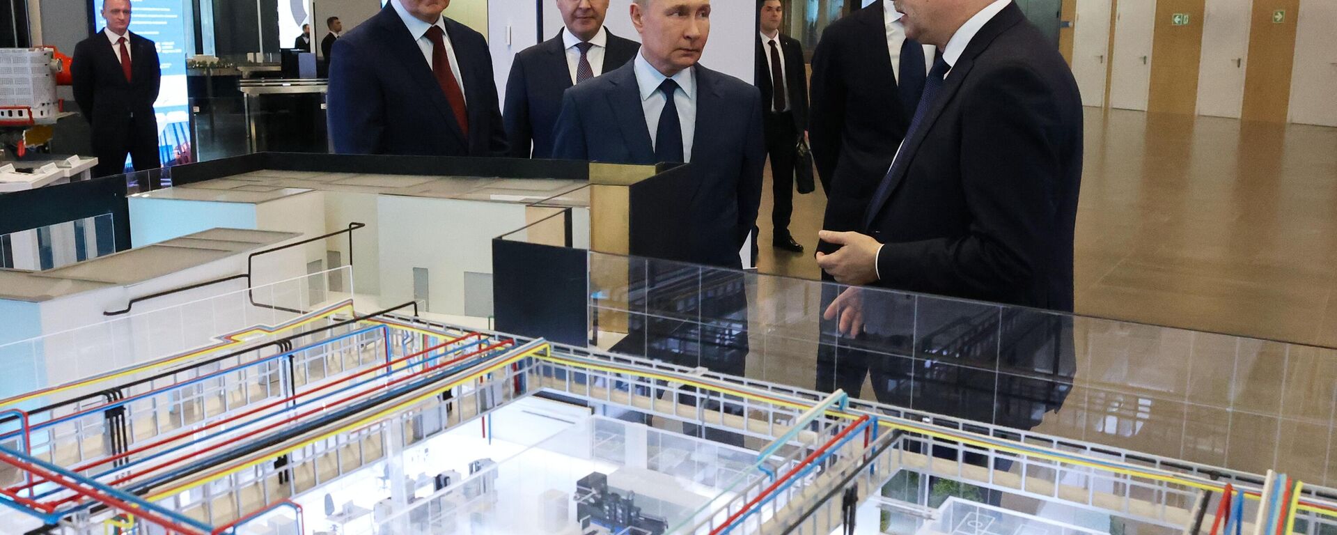 Tổng thống Vladimir Putin đã đến thăm Đại học Kỹ thuật Quốc gia Moskva Bauman - Sputnik Việt Nam, 1920, 16.04.2025