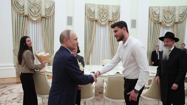 Ngày 16/4/2025. Tổng thống Nga Vladimir Putin và Alexander Trufanov, người từng bị Hamas bắt làm con tin và mới được trả tự do - Sputnik Việt Nam