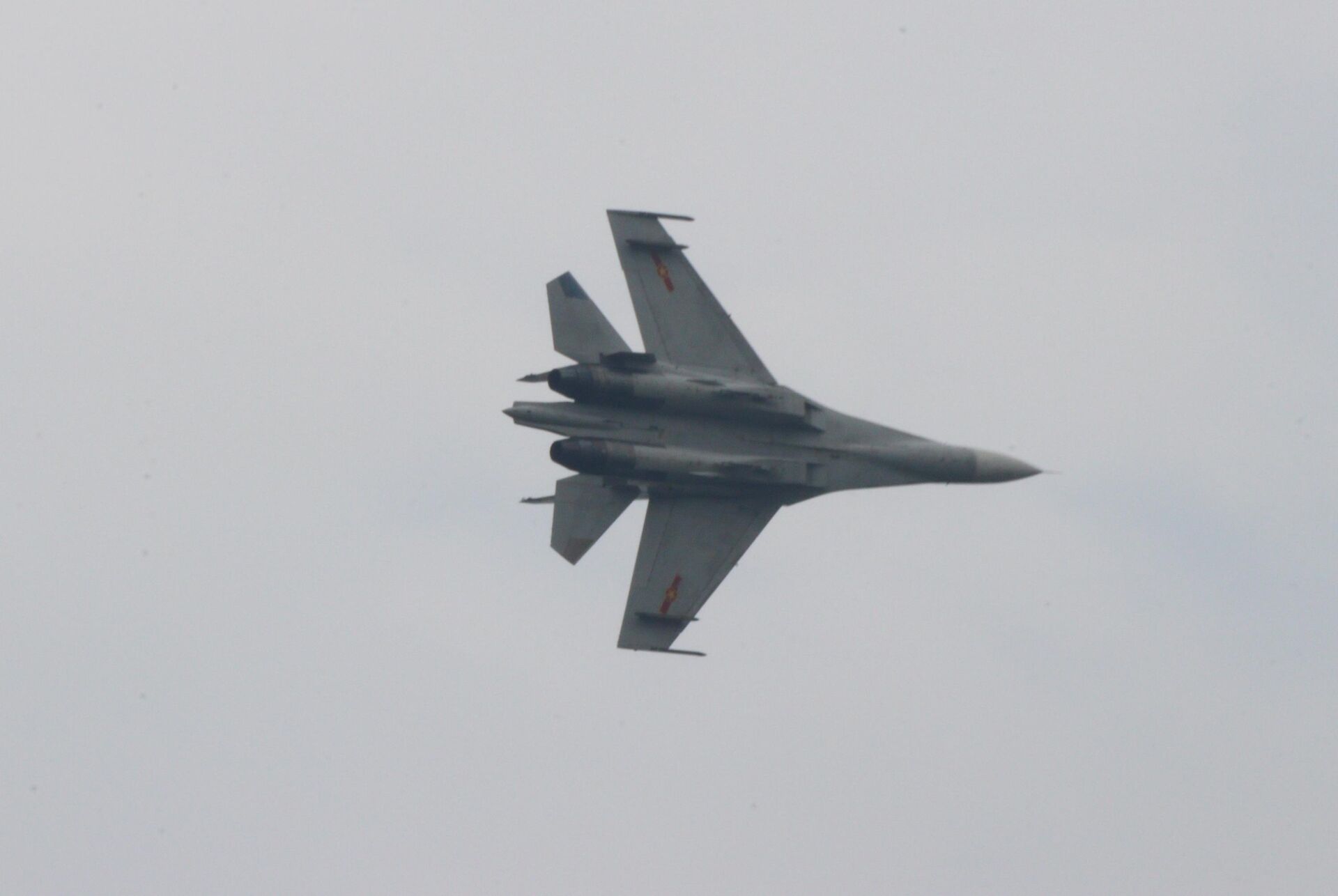 Tham gia tập luyện gồm có 10 trực thăng, 7 máy bay tiêm kích “hổ mang chúa” SU- 30MK2, cùng biên đội máy bay huấn luyện đa nhiệm Yak-130. Tham gia tập luyện gồm có 10 trực thăng, 7 máy bay tiêm kích “hổ mang chúa” SU- 30MK2, cùng biên đội máy bay huấn luyện đa nhiệm Yak-130. - Sputnik Việt Nam, 1920, 18.04.2025