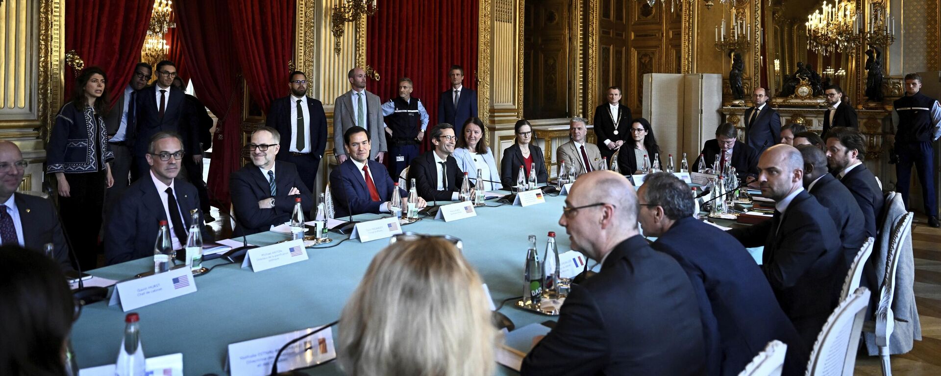 Ngoại trưởng Hoa Kỳ Marco Rubio (giữa bên trái) và Bộ trưởng Ngoại giao Pháp Jean-Noël Barrot (phải) tham dự một cuộc họp tại Paris, Pháp - Sputnik Việt Nam, 1920, 19.04.2025