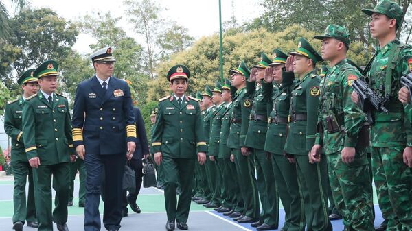 Bộ trưởng Quốc phòng Phan Văn Giang và Bộ trưởng Quốc phòng Đổng Quân thăm Đồn biên phòng Cửa khẩu Quốc tế Hữu Nghị - Sputnik Việt Nam