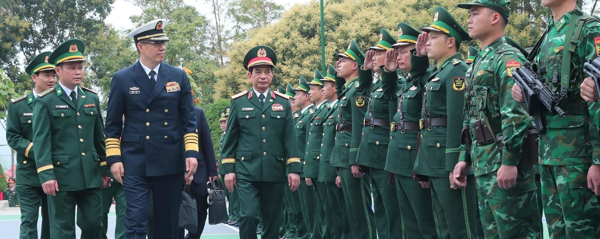 Bộ trưởng Quốc phòng Phan Văn Giang và Bộ trưởng Quốc phòng Đổng Quân thăm Đồn biên phòng Cửa khẩu Quốc tế Hữu Nghị - Sputnik Việt Nam, 1920, 18.04.2025