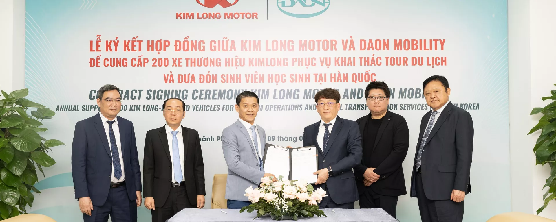 Lễ ký kết hợp đồng giữa Công ty Kim Long Motor Huế và Công ty Daon Mobility (Hàn Quốc) - Sputnik Việt Nam, 1920, 19.04.2025