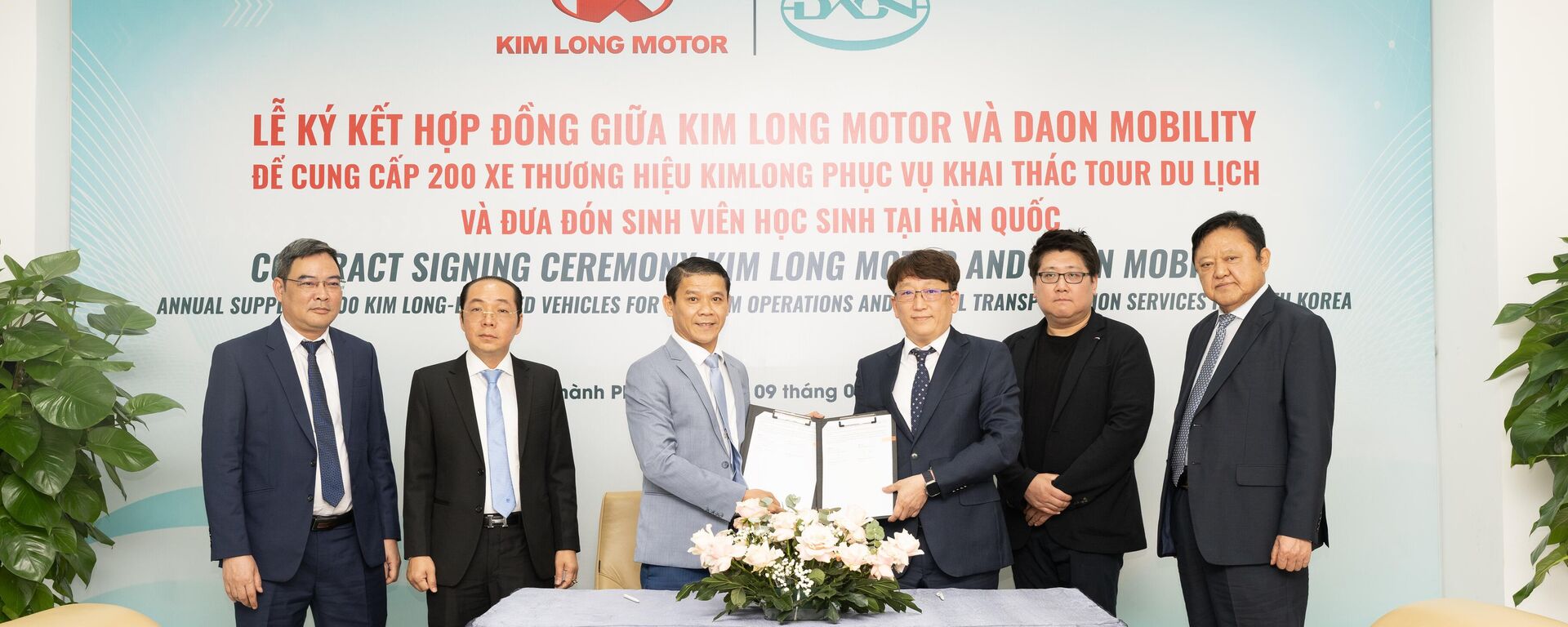Lễ ký kết hợp đồng giữa Công ty Kim Long Motor Huế và Công ty Daon Mobility (Hàn Quốc) - Sputnik Việt Nam, 1920, 19.04.2025