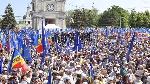 Những người cầm cờ Liên minh châu Âu và Moldova lấp đầy Quảng trường Đại hội đồng Quốc gia ở Chisinau, Moldova, Sondai, ngày 21 tháng 5 năm 2023. - Sputnik Việt Nam