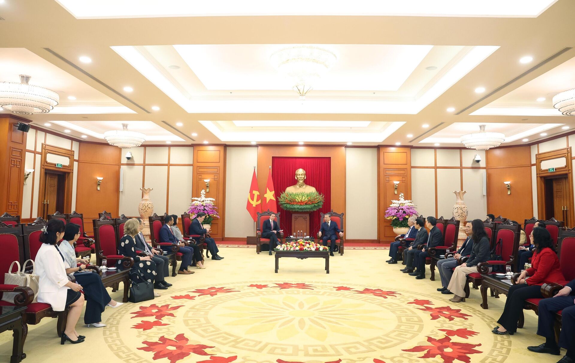 Tổng Bí thư Tô Lâm tiếp Giám đốc điều hành Quỹ đầu tư Warburg Pincus (Hoa Kỳ) Tổng Bí thư Tô Lâm tiếp Giám đốc điều hành Quỹ đầu tư Warburg Pincus (Hoa Kỳ) - Sputnik Việt Nam, 1920, 18.04.2025