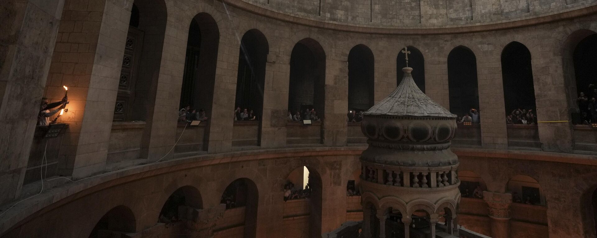 Những người hành hương theo đạo Thiên chúa cầm nến trong buổi lễ Lửa Thánh vào ngày trước lễ Phục sinh tại Nhà thờ Mộ Thánh - Sputnik Việt Nam, 1920, 18.04.2025