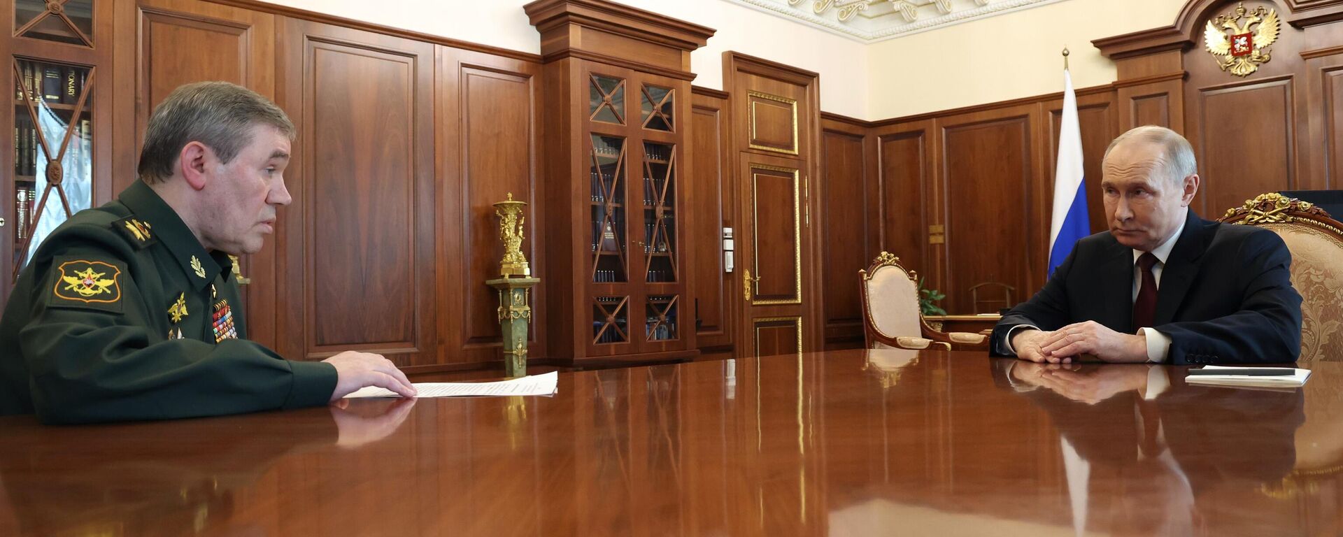 Tổng thống Vladimir Putin đã gặp Tổng tham mưu trưởng Lực lượng vũ trang Nga Valery Gerasimov - Sputnik Việt Nam, 1920, 20.04.2025