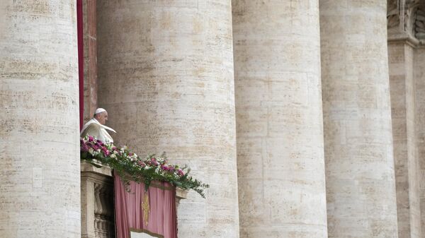 Đức Giáo hoàng Francis vẫy tay chào các tín đồ từ ban công của Vương cung thánh đường Thánh Peter trước khi ban phước lành Urbi et Orbi tại Vatican - Sputnik Việt Nam