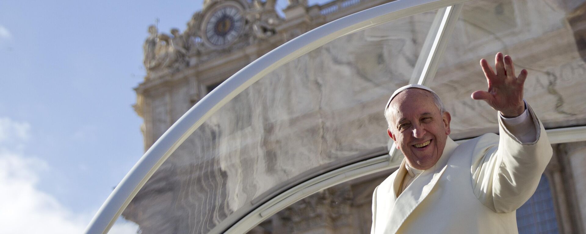 Đức Giáo Hoàng Francis vẫy tay chào tại Quảng trường Thánh Peter ở Vatican - Sputnik Việt Nam, 1920, 07.05.2025