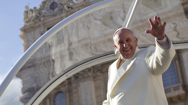 Đức Giáo Hoàng Francis vẫy tay chào tại Quảng trường Thánh Peter ở Vatican - Sputnik Việt Nam