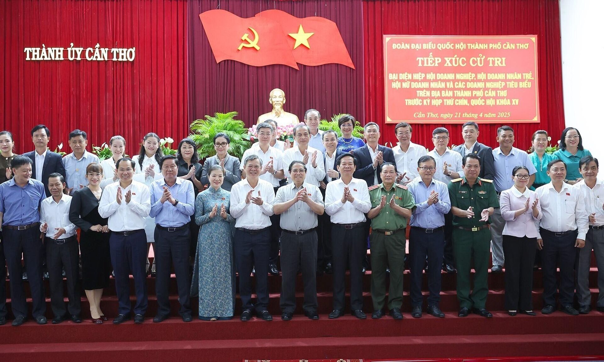 Thủ tướng tiếp xúc cử tri doanh nhân, đại diện doanh nghiệp thành phố Cần Thơ Thủ tướng tiếp xúc cử tri doanh nhân, đại diện doanh nghiệp thành phố Cần Thơ - Sputnik Việt Nam, 1920, 21.04.2025