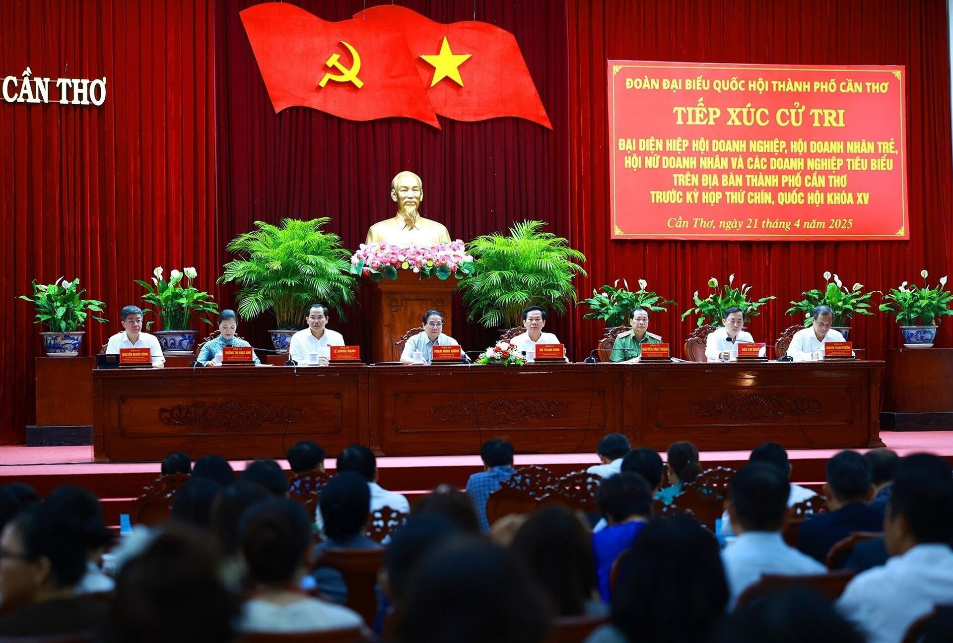 Thủ tướng tiếp xúc cử tri doanh nhân, đại diện doanh nghiệp thành phố Cần Thơ Thủ tướng tiếp xúc cử tri doanh nhân, đại diện doanh nghiệp thành phố Cần Thơ - Sputnik Việt Nam, 1920, 21.04.2025