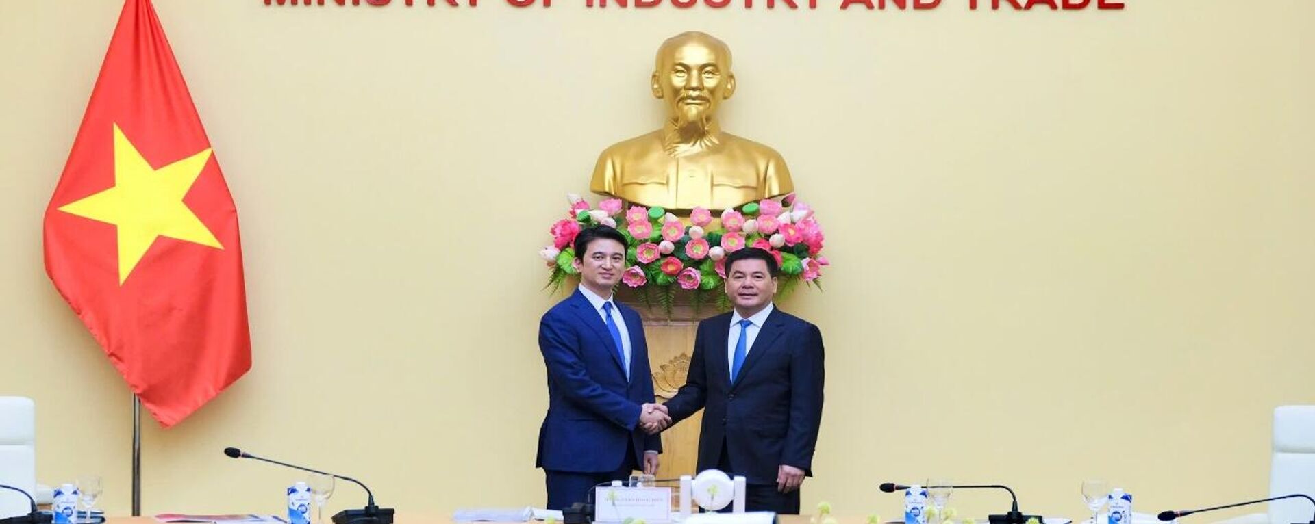 Bộ trưởng Bộ Công Thương Nguyễn Hồng Điền tại buổi làm việc với đại diện Tập đoàn SK - Sputnik Việt Nam, 1920, 21.04.2025